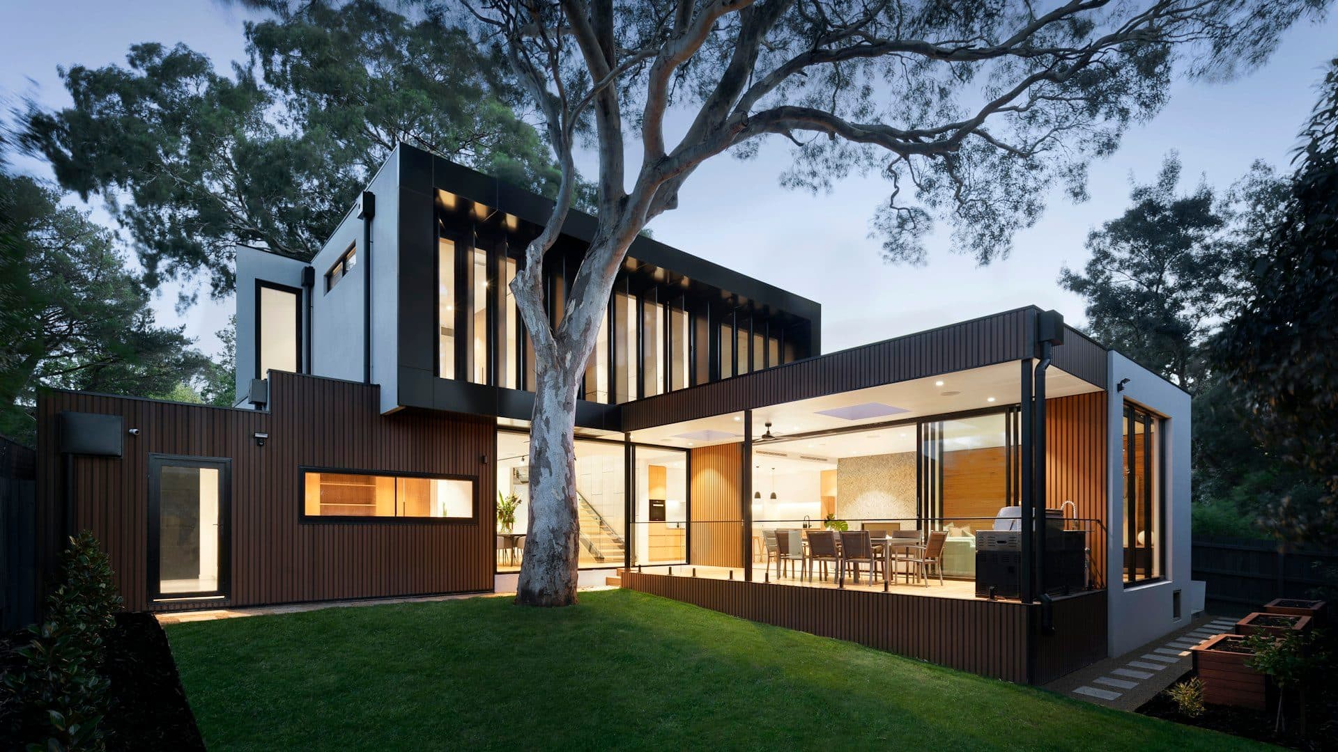Façade de résidence contemporaine au crépuscule